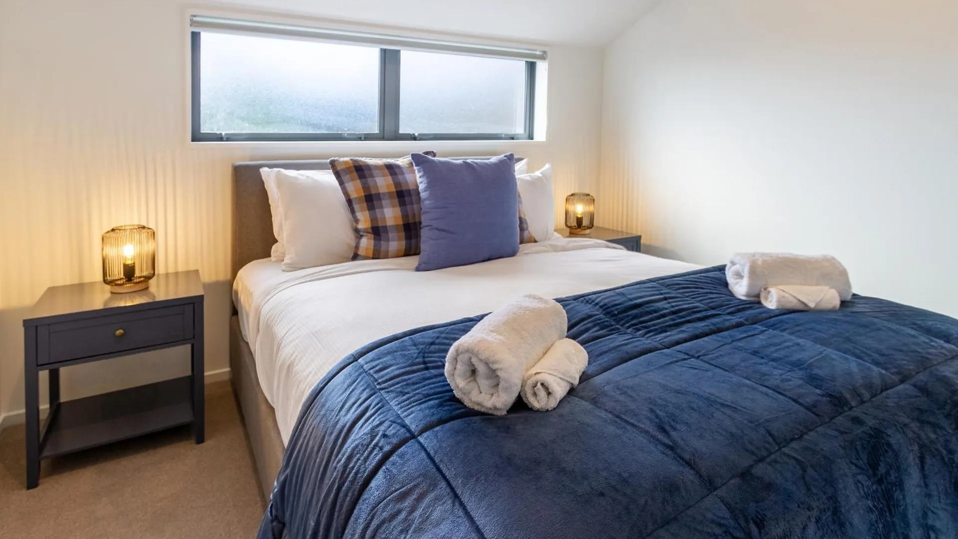 Urban Comfort And Parking Near Avebury Park Christchurch Apartment