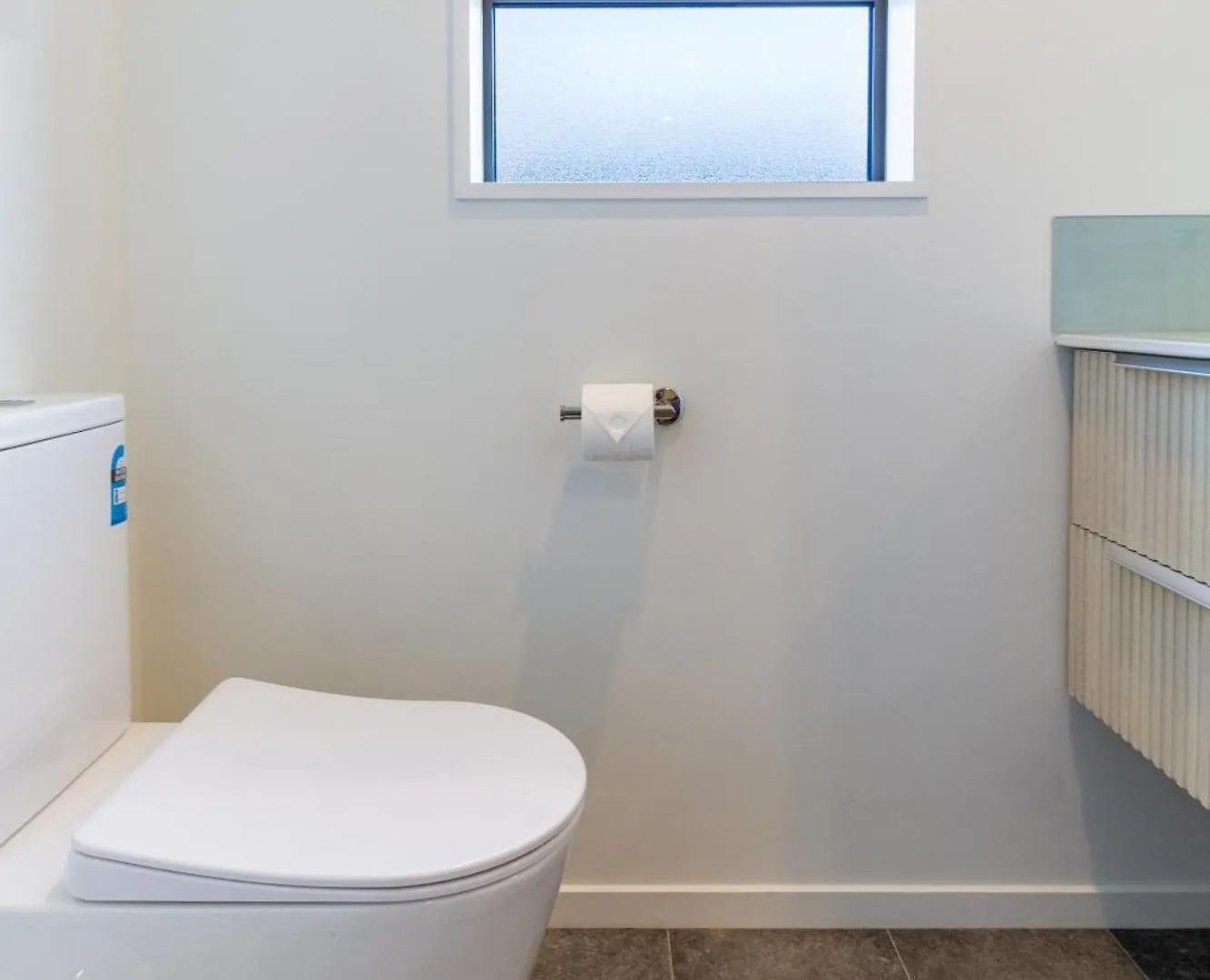 Urban Comfort And Parking Near Avebury Park Christchurch Apartment