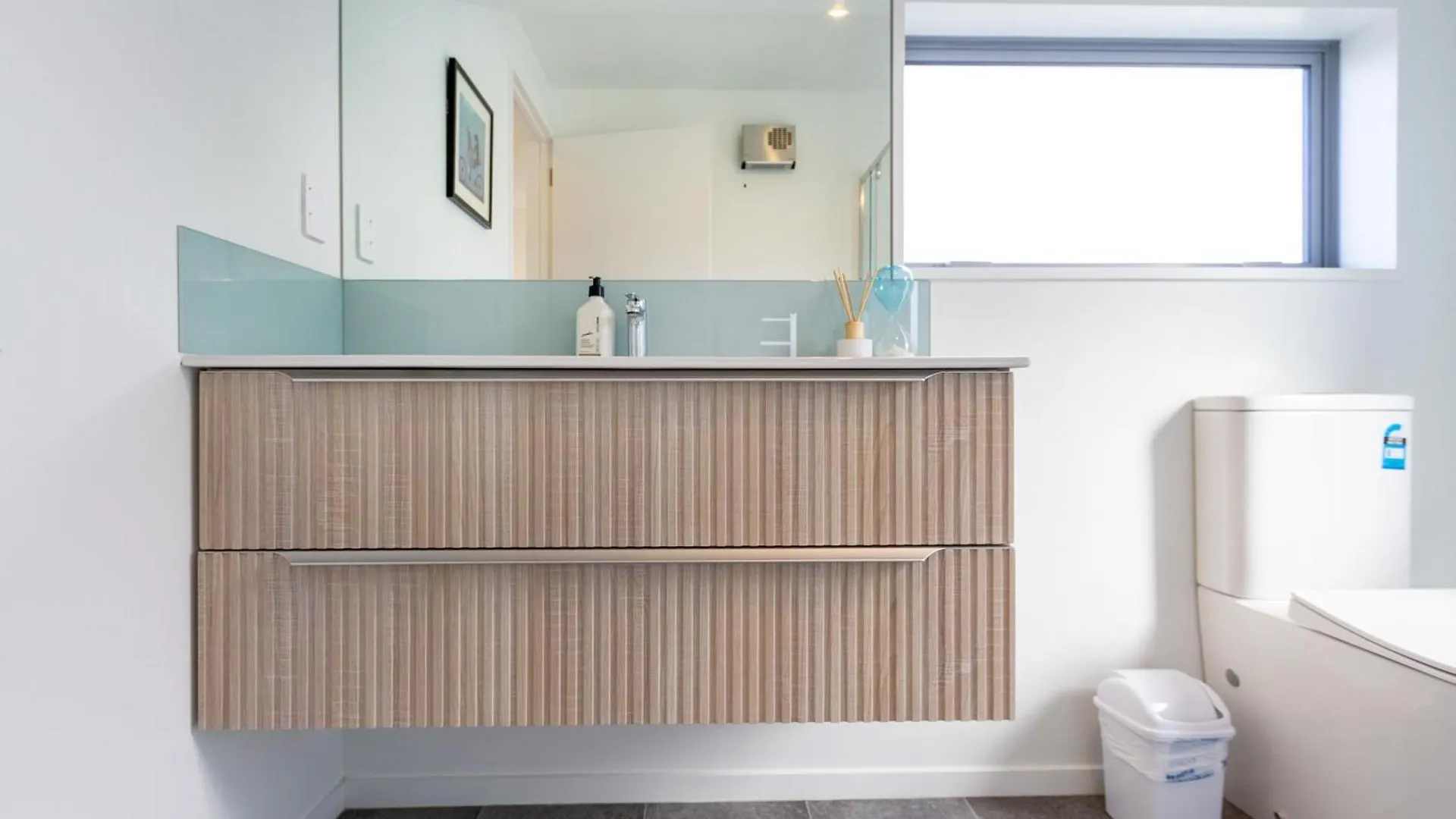 Urban Comfort And Parking Near Avebury Park Christchurch Apartment